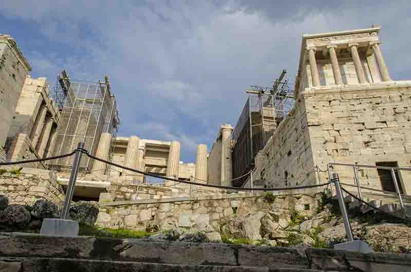 15 - Grecia - Atenas - La Acropolis - Propileos y templo de Atenea Nike